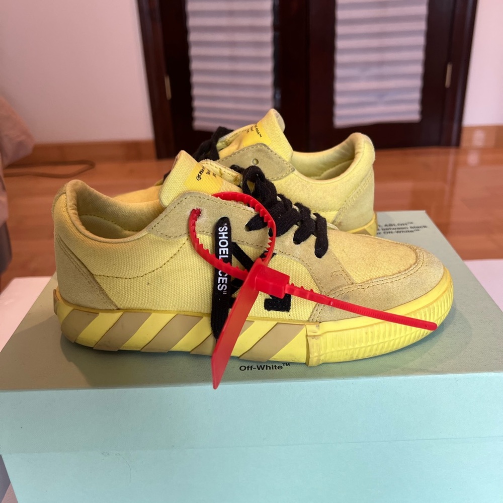 OFF-WHITE Exclusive Yellow Low Vulcanized Sneaker